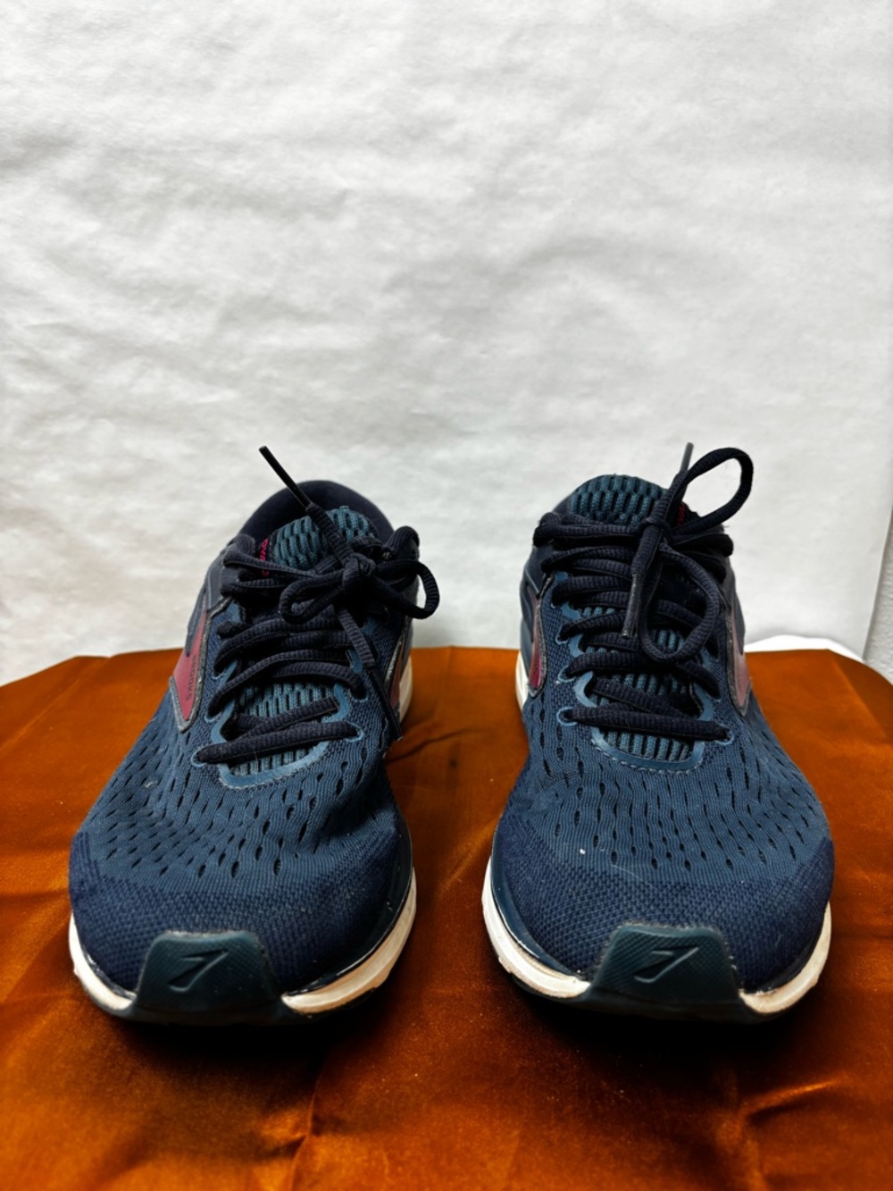 Women’s Brooks Dyad 11 size 9.5 Wide Running/Walking Shoes Comfort Support